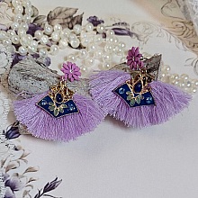 BO Lilas mont&eacute;es avec des pompons, pinces demi-lune, breloques &eacute;maill&eacute;es et puces m&eacute;tal